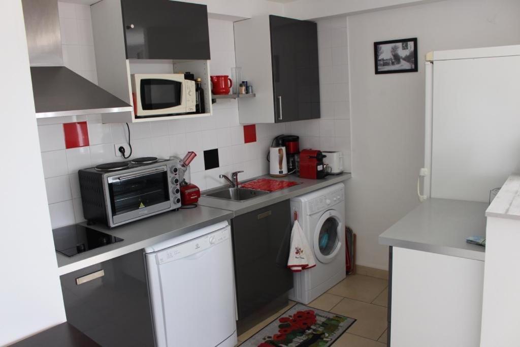 T2 Coquet Le Lavandou Plein Centre Vue Mer Exceptionnelle. Apartment Luaran gambar