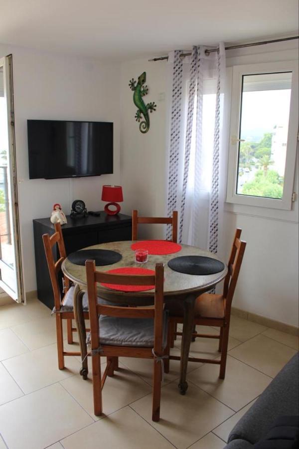 T2 Coquet Le Lavandou Plein Centre Vue Mer Exceptionnelle. Apartment Luaran gambar